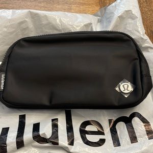 Lululemon belt bag Black if you can do cash app or Venmo it’s just 50 + ship